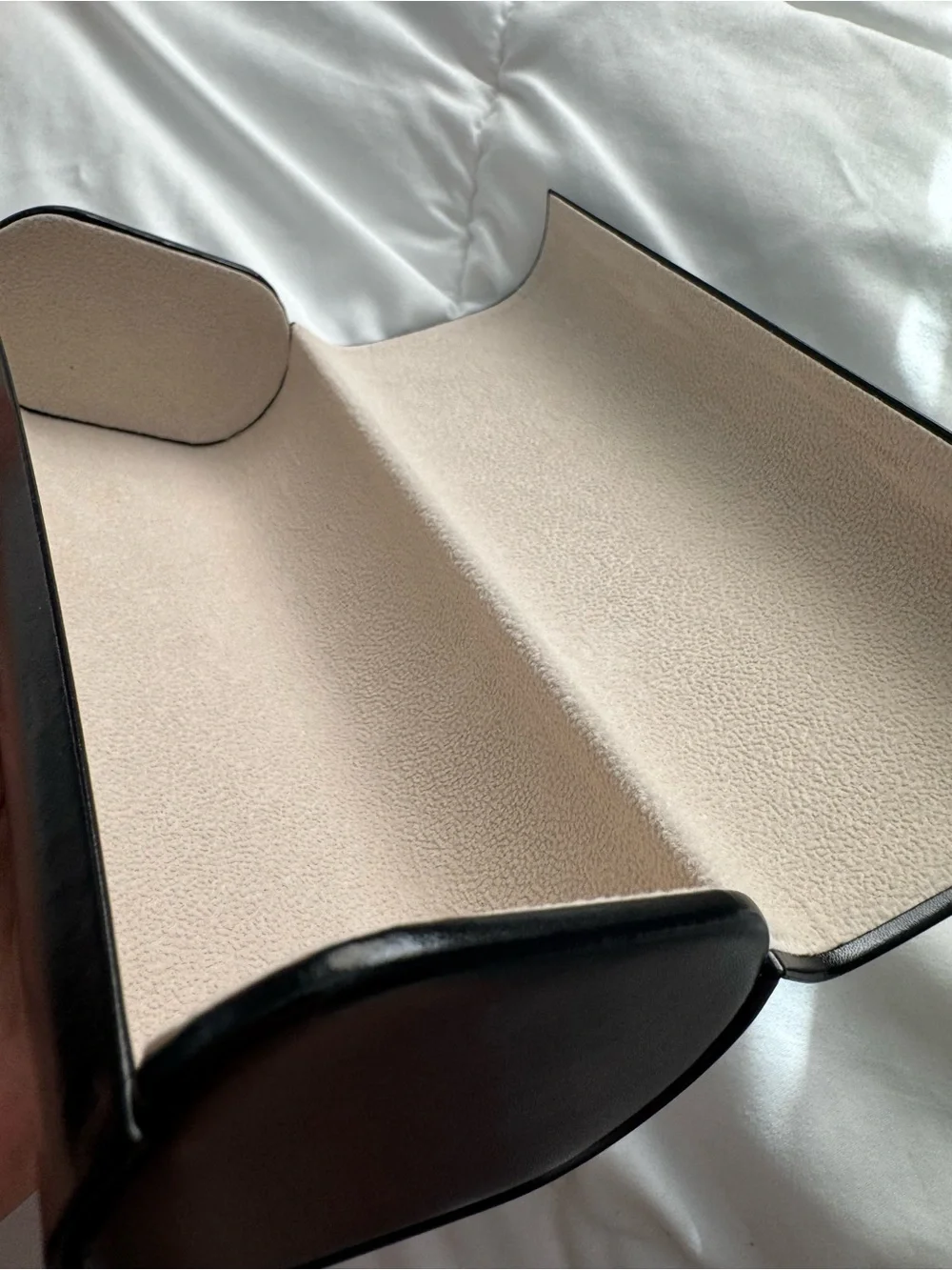 Balenciaga Sunglasses hard case and cloth